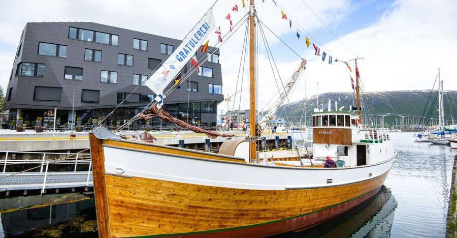 1 Hour Photo & History Cruise - Entering Tromsø from the water: the views you can only get this way