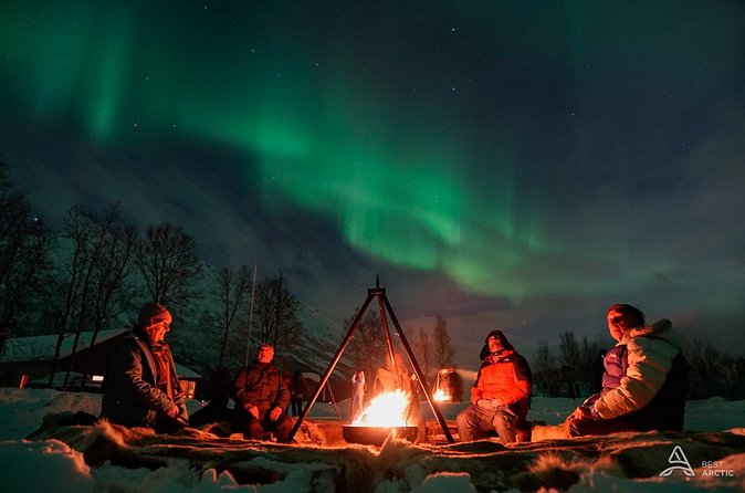 Aurora Safari Chase by big bus, free Photos, toilet onboard - Guides and group vibe, from friendly coaching to occasional crowding