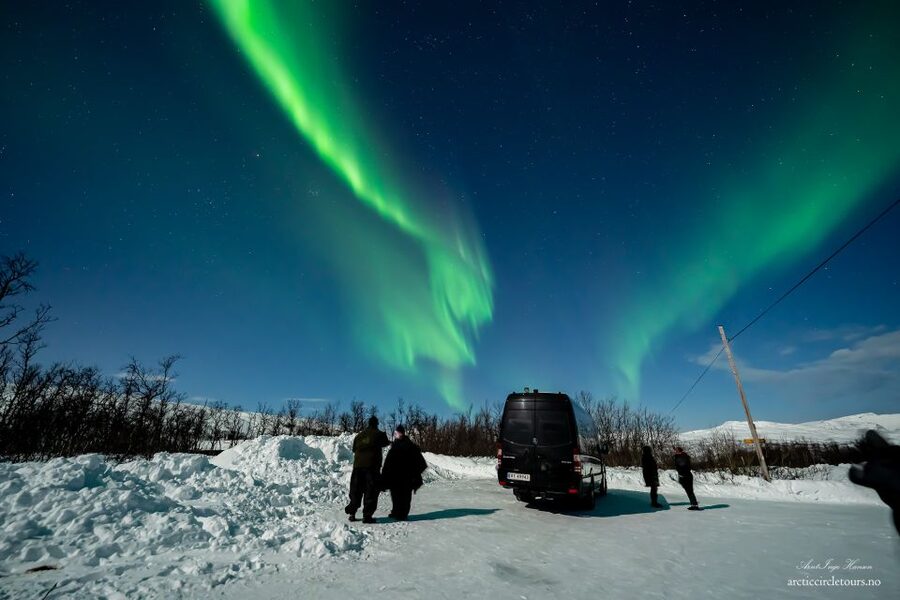 From Tromsø: Aurora Minibus Chase with Portrait and Hot Meal - How the lights and your photos get handled: portraits, tripods, and settings help