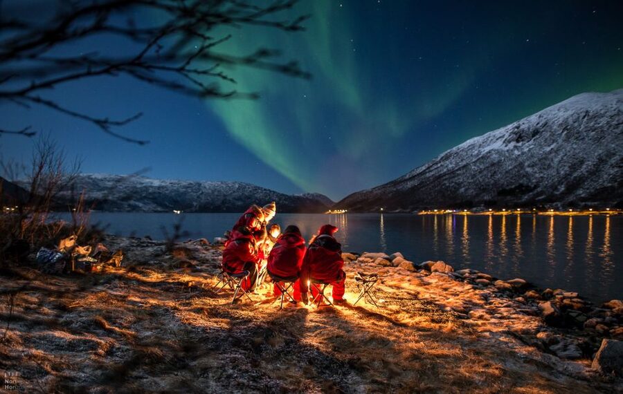 From Tromsø: Northern Lights Tour - Bonfire warmth, hot drinks, and the meal that keeps people patient