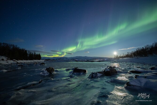 Northern Lights Guided Bus Tour with Free Photos - The free portrait photos, and why the guides being photographers helps