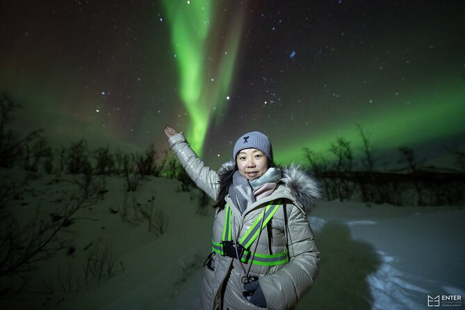 Northern Lights Guided Bus Tour with Free Photos - Warm drinks, snacks, and the long 7-hour rhythm