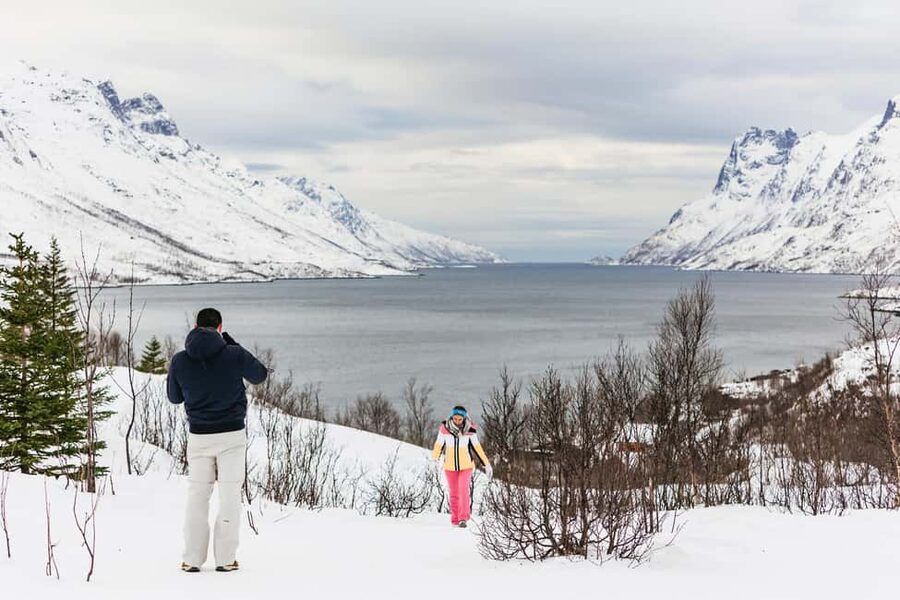 Tromsø: Arctic Landscape and Fjord Tour with Snacks - How the guide turns frozen roads into better photos