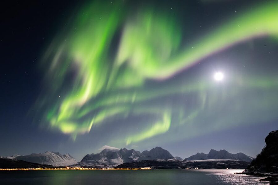 Tromsø: Aurora Borealis, Campfire, Hot Meal, Arctic Tour - Meeting in Tromsø: hot drinks, quick orientation, then you’re off