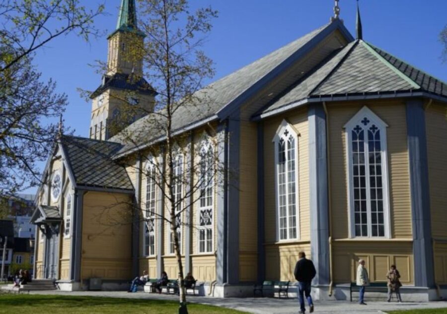 Tromso: City Highlights Guided Walking Tour - Meet at Storgata 77, then ease into the pier walk