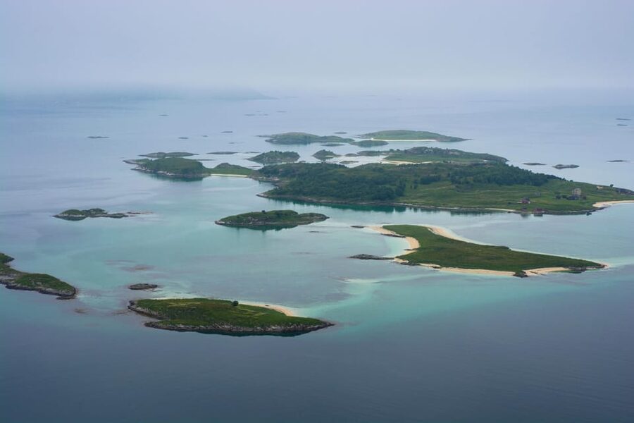 Tromsø: Fjords and Sommarøy Islands Tour with Salmon Picnic - The guide and driver factor: why the tour feels smooth in bad weather