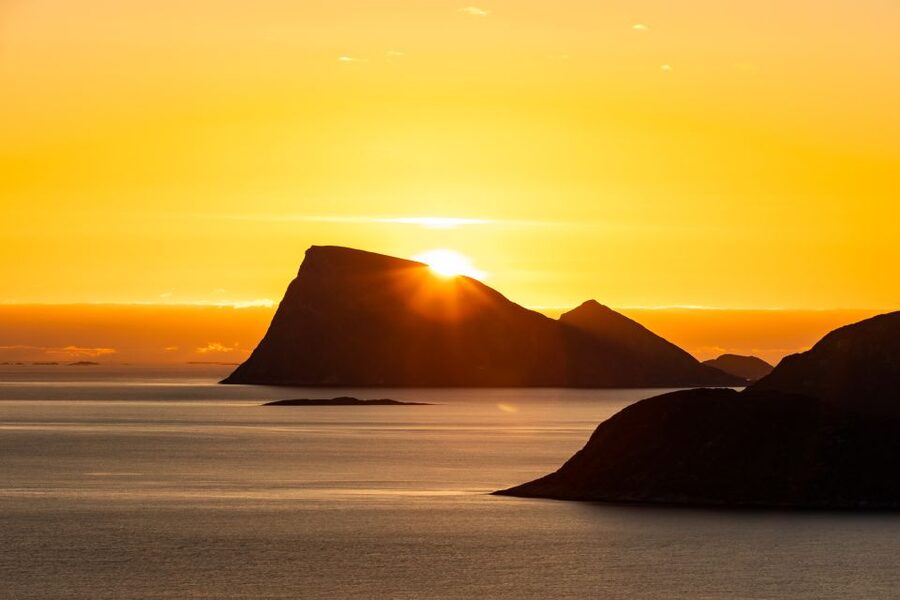 Tromso: Guided Fjord Expedition in Kvaløya with Light Lunch - How your guide helps with photos when the weather changes