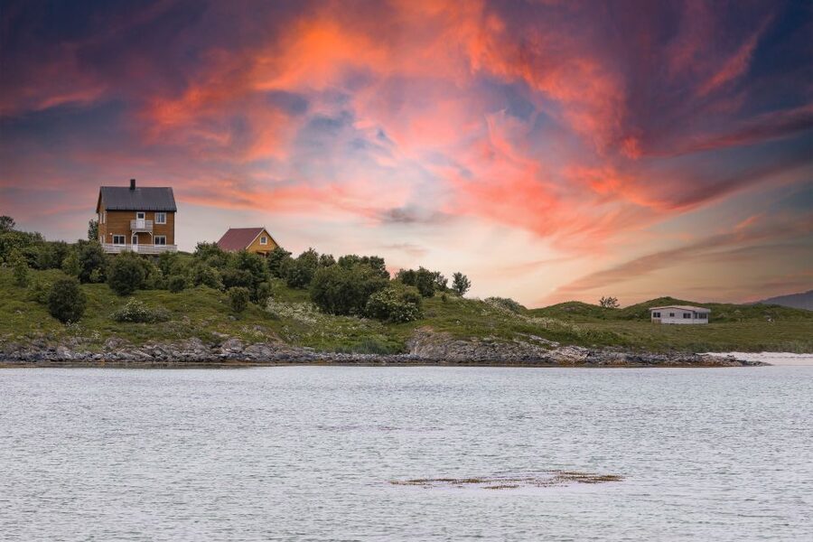 Tromso: Guided Fjord Expedition in Kvaløya with Light Lunch - The warm light lunch: picnic-style, sea-side, and flexible for diets