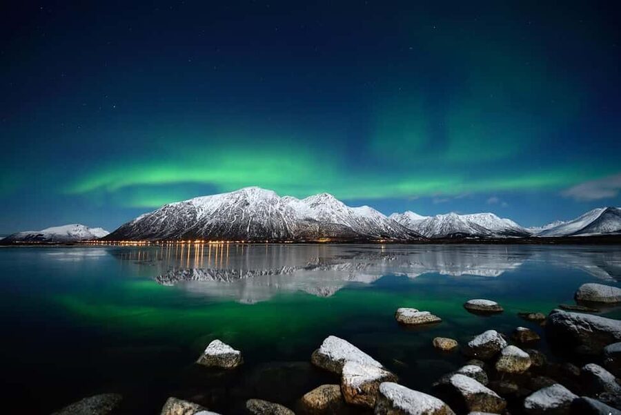Tromsø:Northern light tour with mini bus i Tromsø - The Destination Changes, and That Is the Real Value
