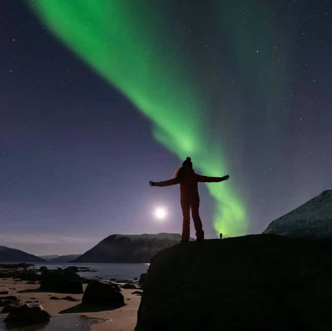 Tromsø: Northern Lights Chase by a comfortable bus - The Guide-Photographer Advantage, From Framing to Shared Photos