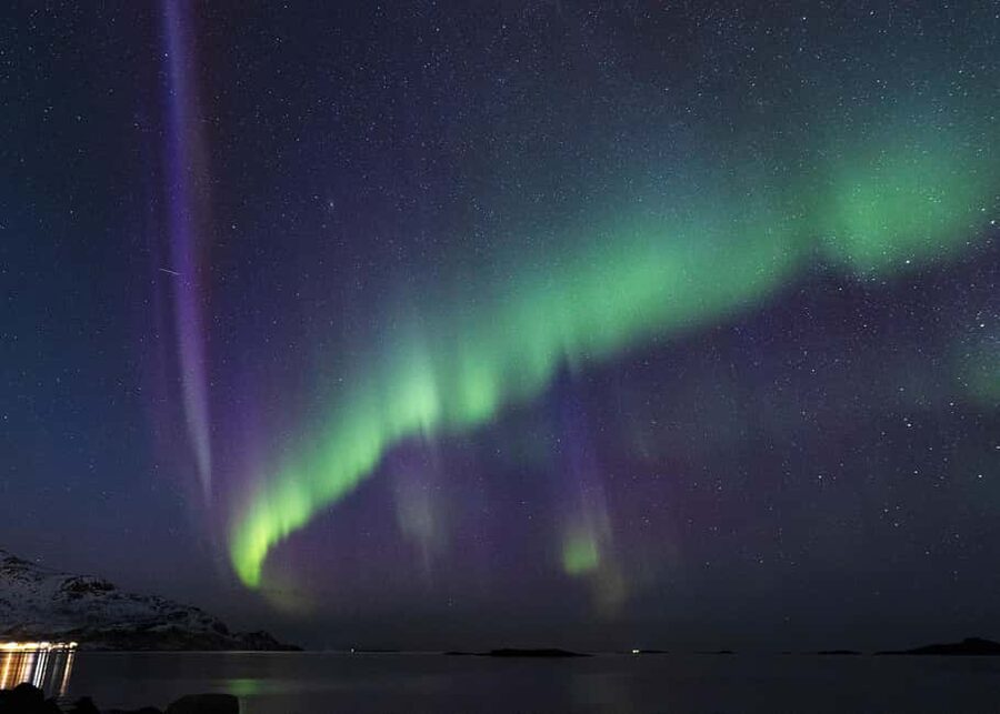 Tromsø: Northern Lights tour with local experts - Staying warm with thermal suits, hot drinks, and real food