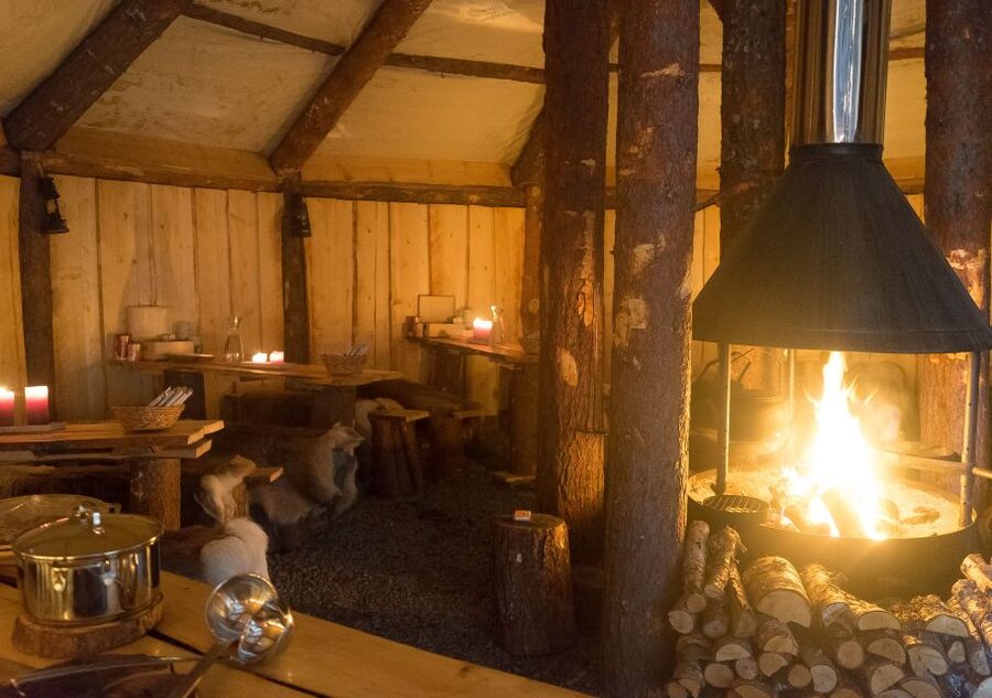 Tromsø: Reindeer Camp Dinner with Chance of Northern Lights - Joik Performance and Sámi Stories by Reindeer Herders